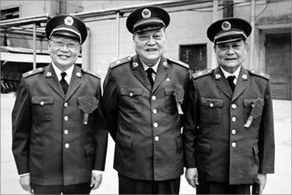 书籍《军中大医——黎介寿黎磊石合传》 - 插图1
